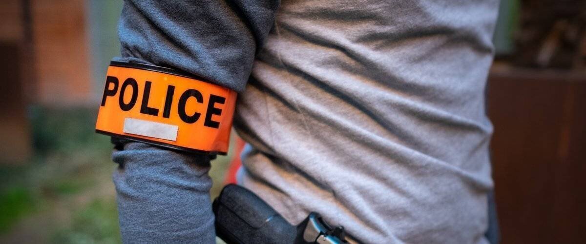 Façade du laboratoire de raffinerie d’or dévasté