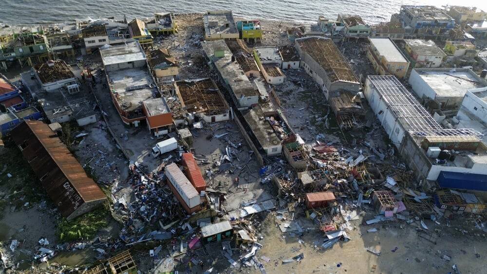 Vue aérienne montrant des bâtiments détruits à Black River après Melissa