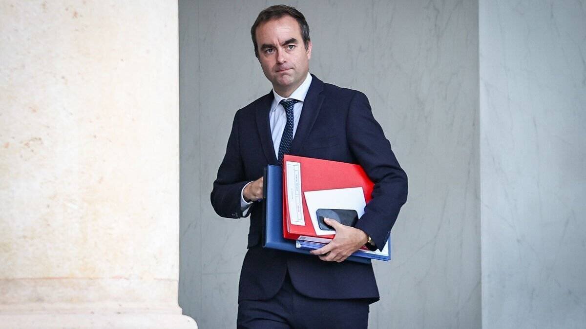 Sébastien Lecornu lors d’un déplacement dans la Manche