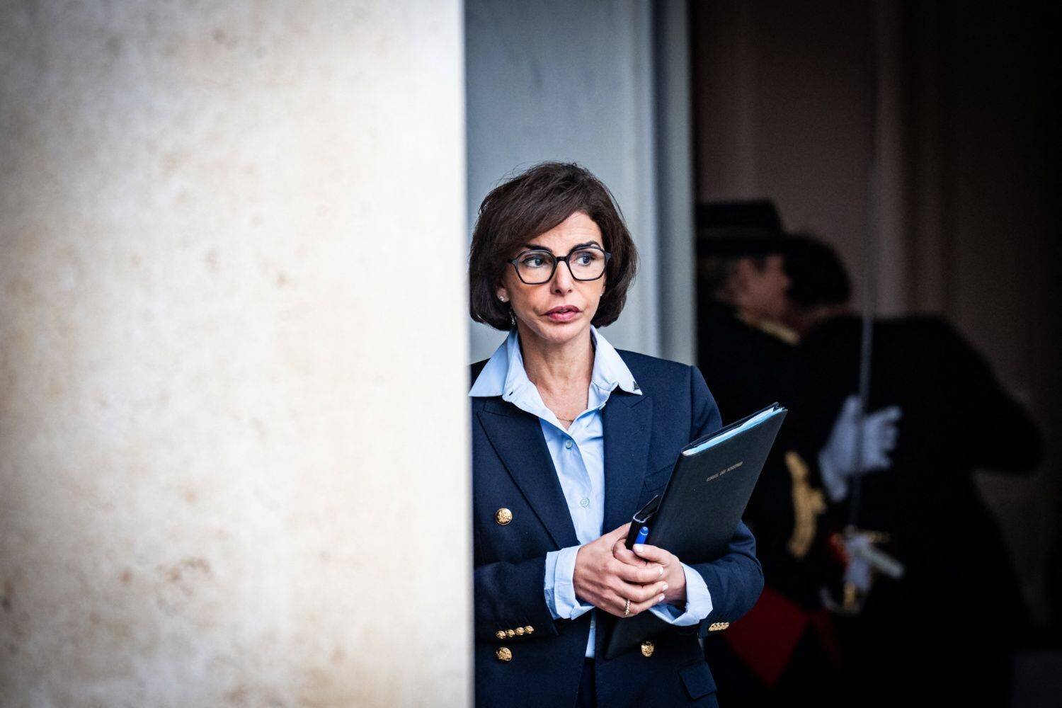 Vue générale du Louvre et mesures de sécurité