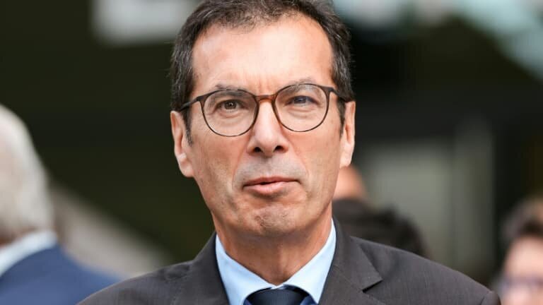 Le ministre du Travail et des représentants syndicaux en discussion