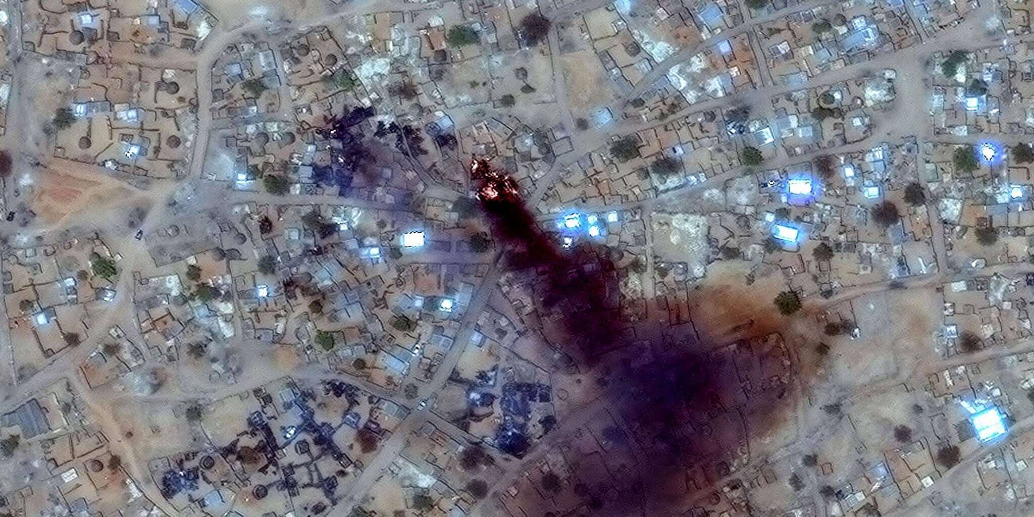 Vue d’une ville du Darfour après les bombardements