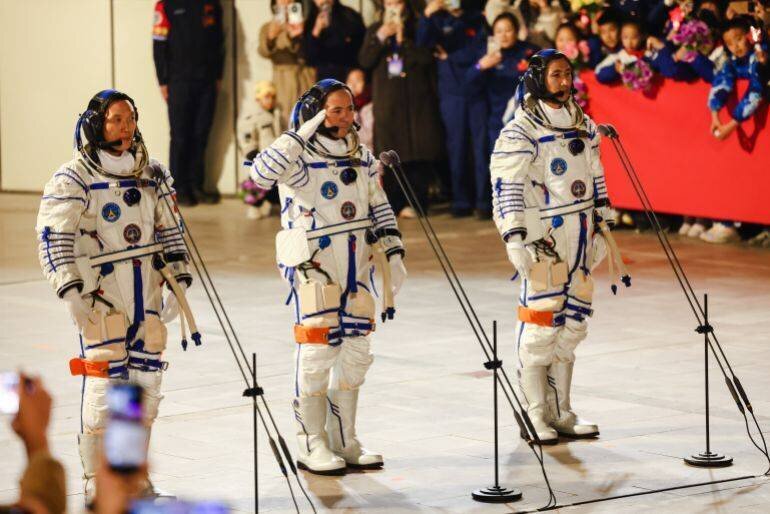 Taïkonautes de la mission Shenzhou-21 avant le départ
