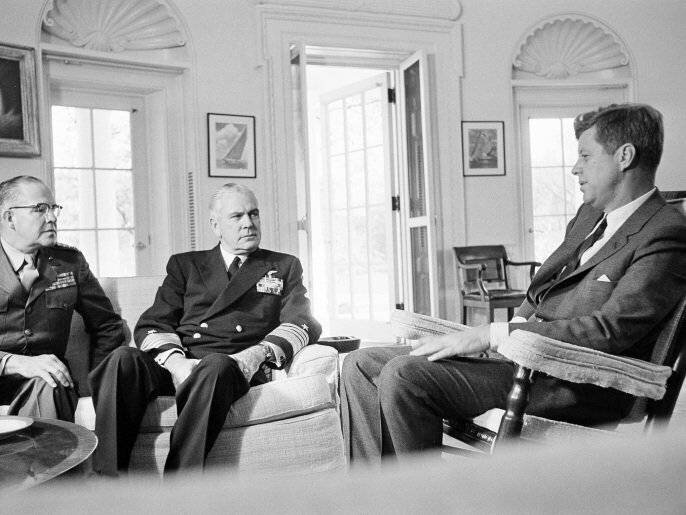 1962 - John F. Kennedy au Bureau Ovale avec des officiers pour la crise des missiles de Cuba