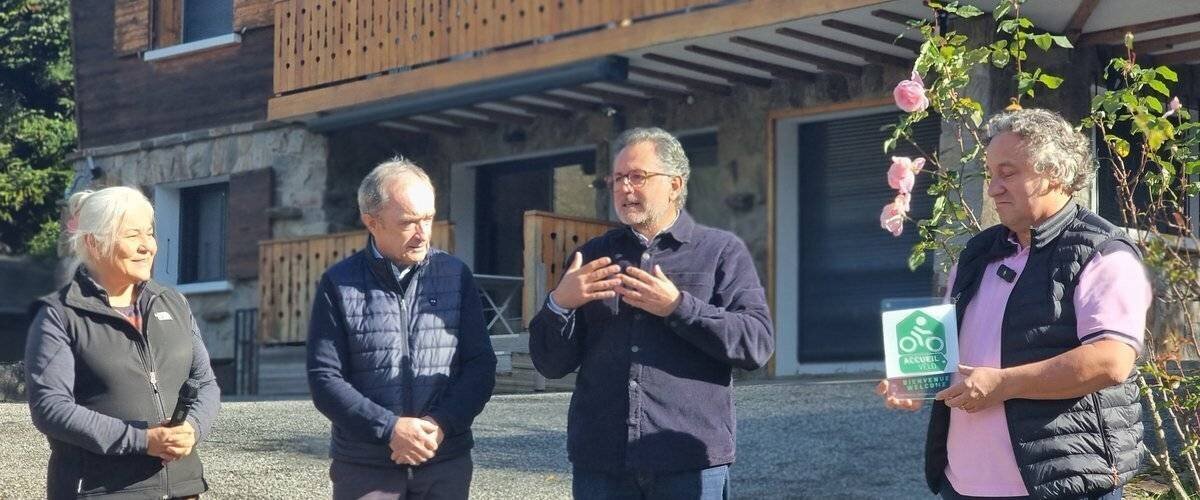 Vue extérieure du chalet Hygge et de ses équipements vélo