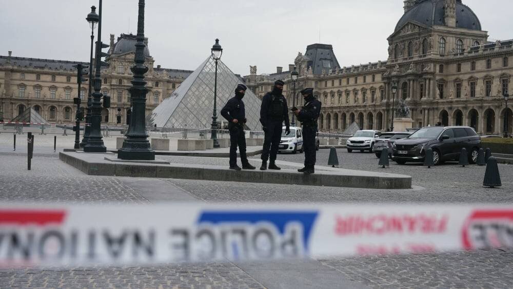 Agents de police devant le Louvre après le cambriolage