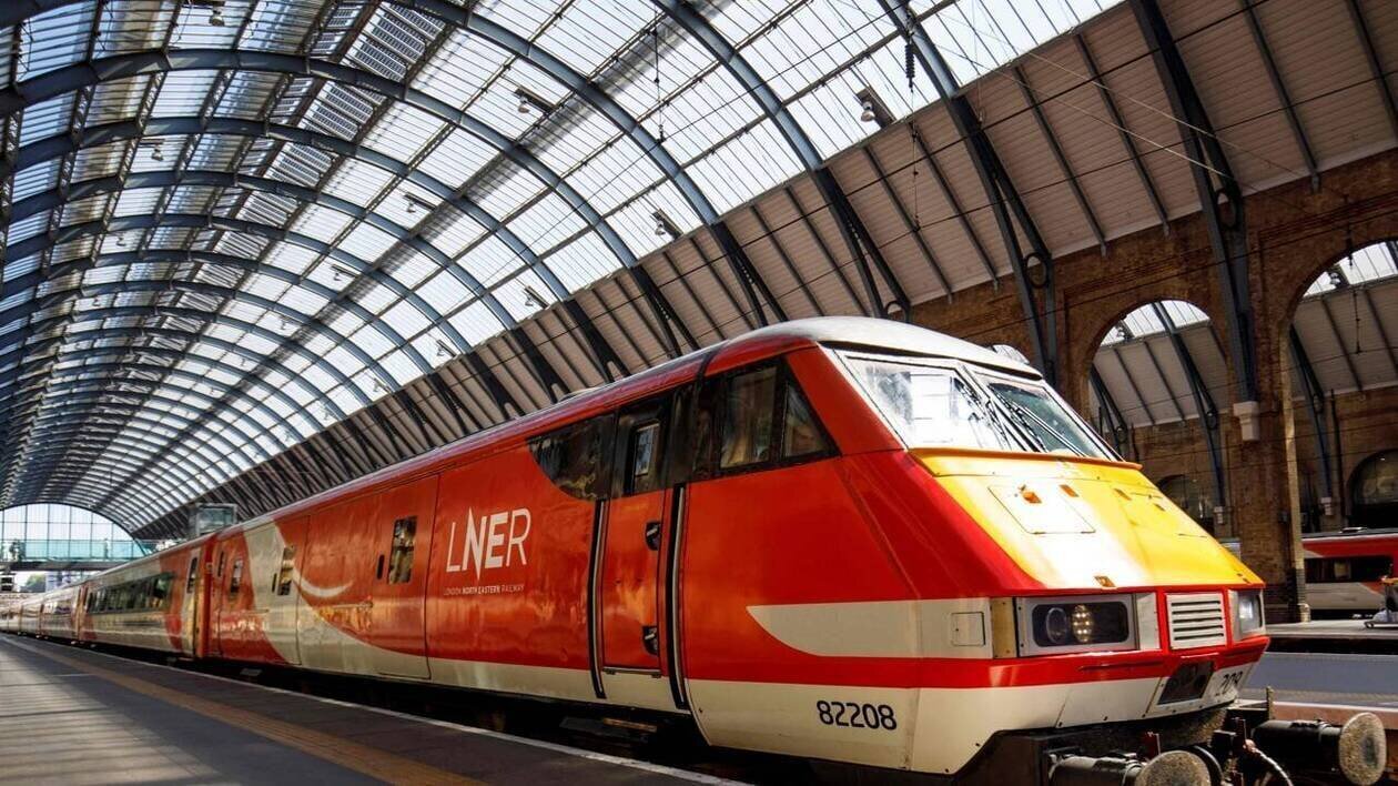 Intervention policière et secours près d une gare en Angleterre