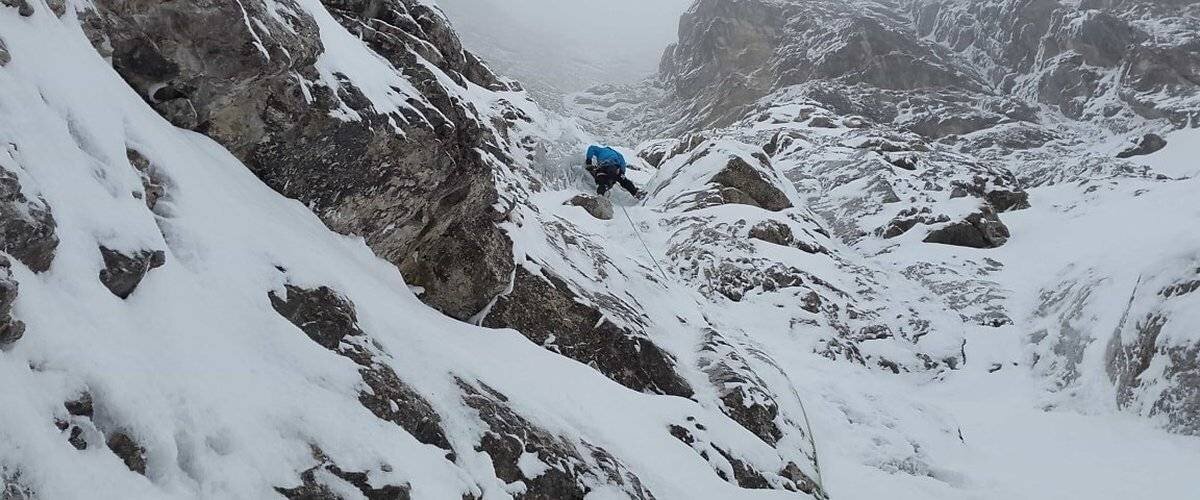 Vue d\'alpinistes et avalanche en haute montagne