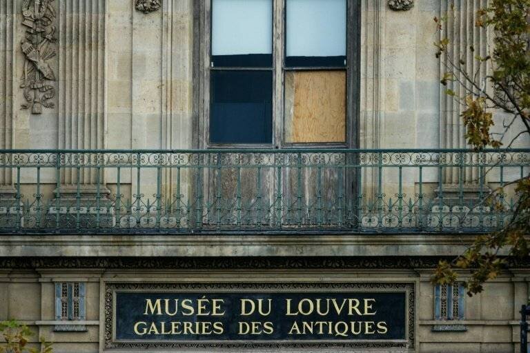 Vue générale du musée du Louvre visé par le cambriolage