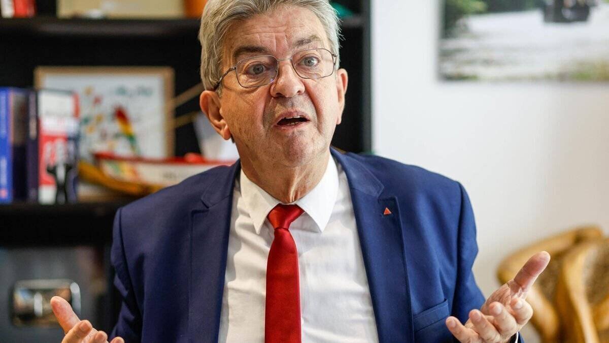 Jean-Luc Mélenchon lors d’un discours sur le budget 2026