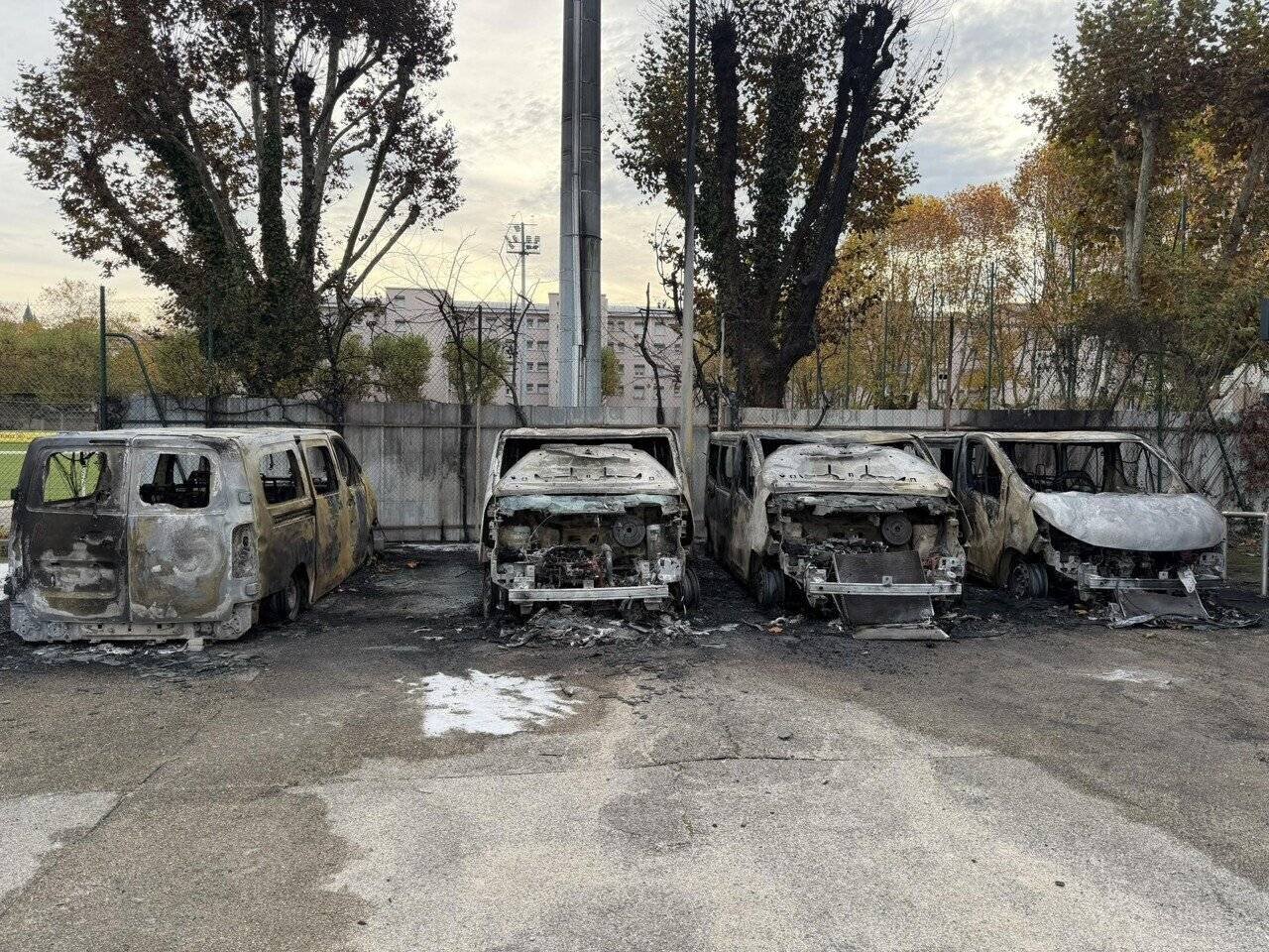 Minibus incendiés près du stade à Saint-Priest