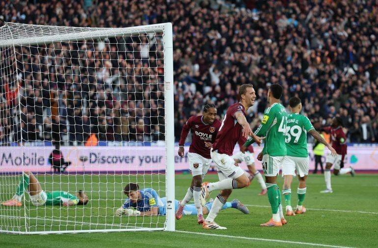 Tomas Soucek célèbre le troisième but de West Ham face à Newcastle