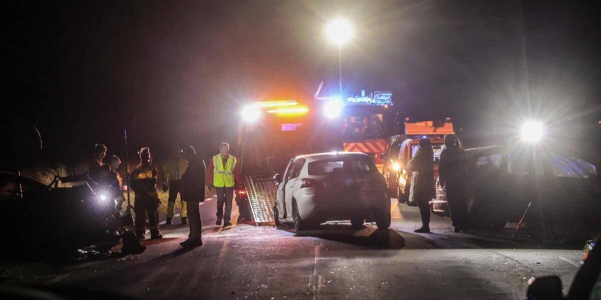 Secours et véhicules accidentés sur la D 938 près de Lagos