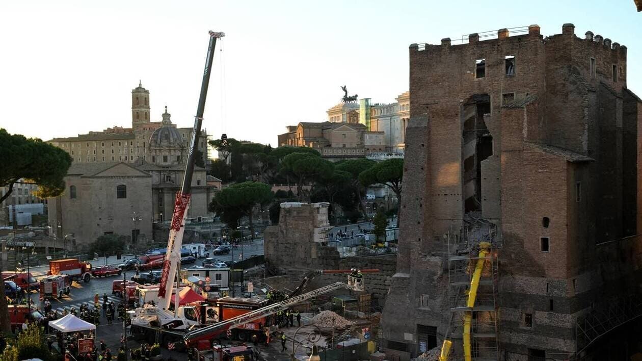 Vue des secours sur la Torre dei Conti à Rome