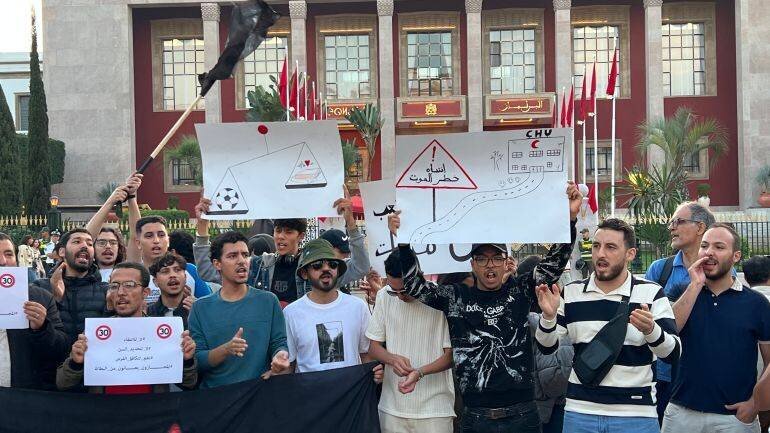 Jeunes de la génération Z manifestant devant le parlement à Rabat