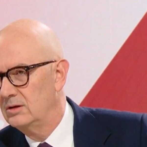 Ministre expliquant les règles des découverts