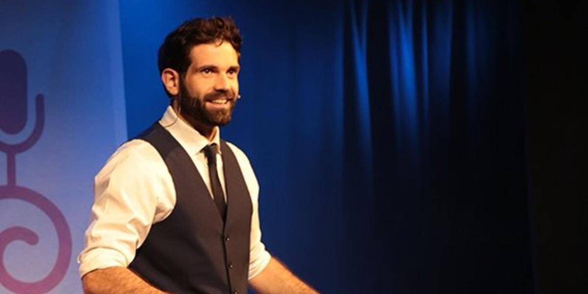 Humoriste Marcus sur scène à Mios