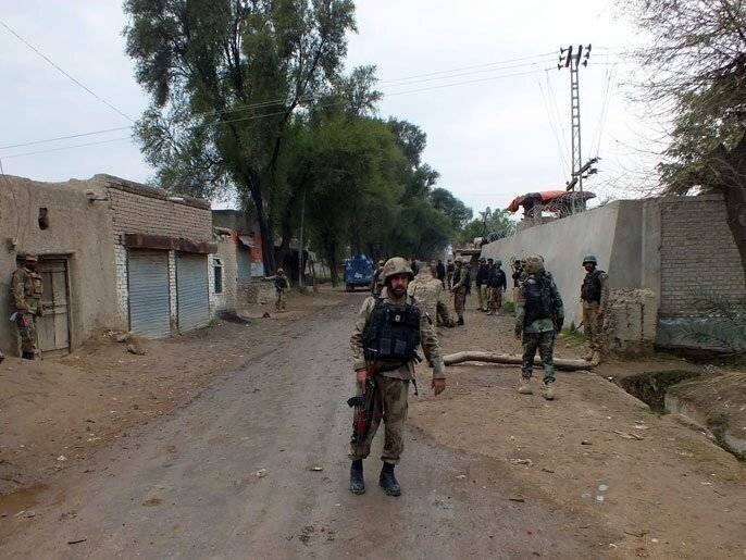 Soldats pakistanais sécurisant le lieu d'une attaque (2013)