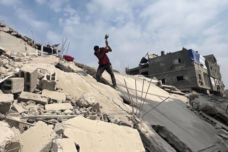 Un habitant démolit le toit de sa maison pour récupérer des effets avant l'hiver