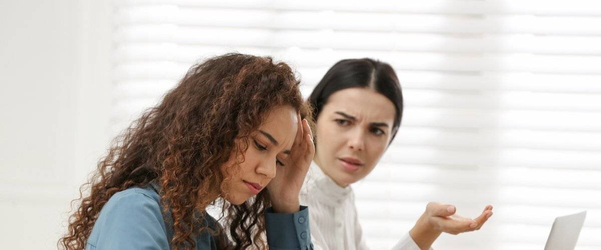 Photo d’équipe discutant des relations au travail
