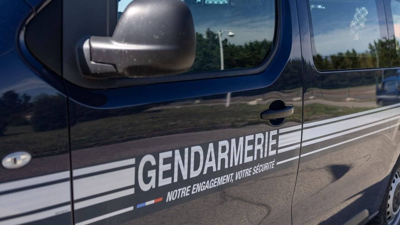 Véhicules de gendarmerie lors d'une intervention sur l'Île d'Oléron