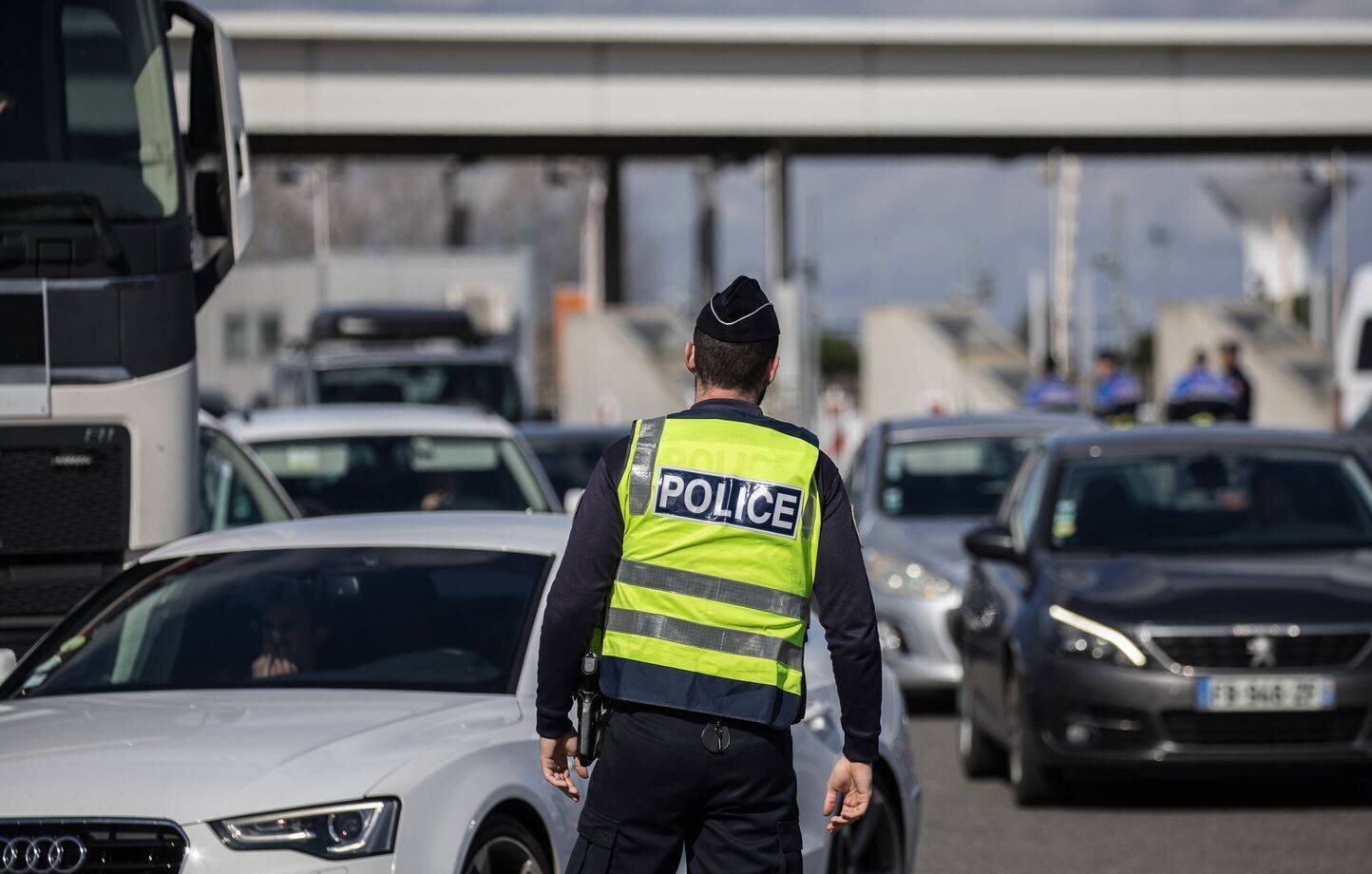 Intervention policière près d’un péage et d’une barrière