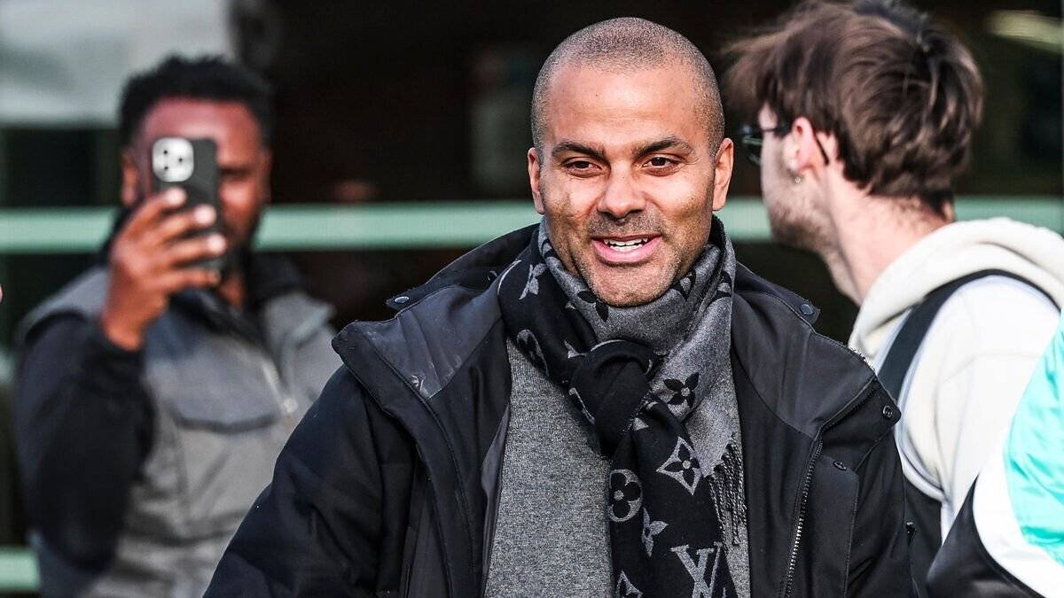 Tony Parker sur le banc lors d'une annonce sportive