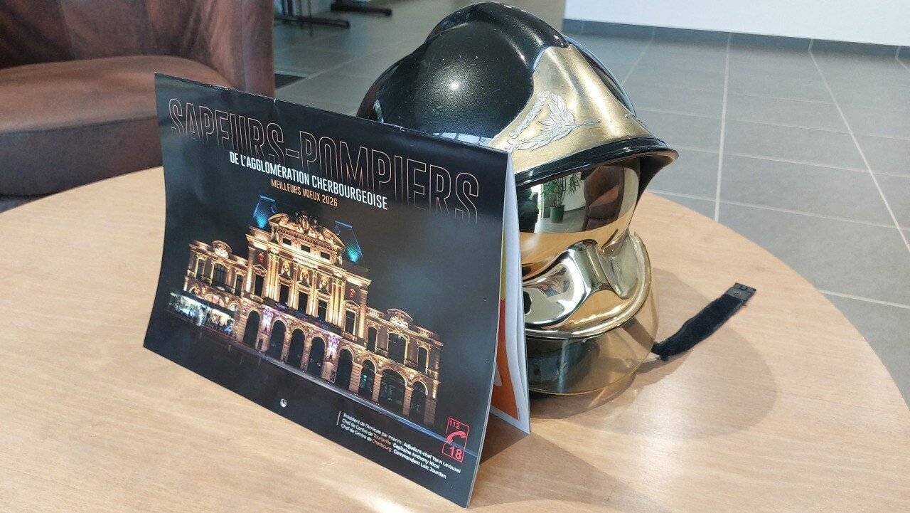 Sapeurs-pompiers distribuant calendriers Cherbourg