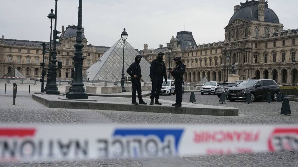 Policiers devant le Louvre après le cambriolage