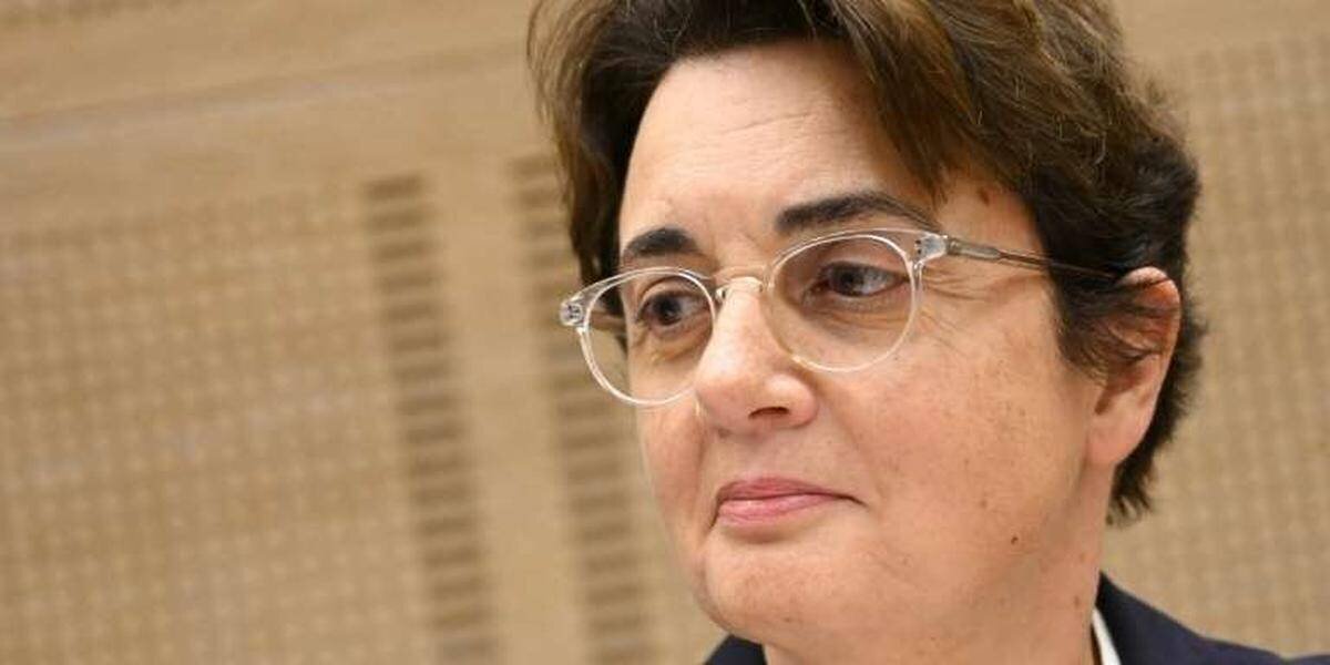 Vue du Louvre et mesures de sécurité renforcées