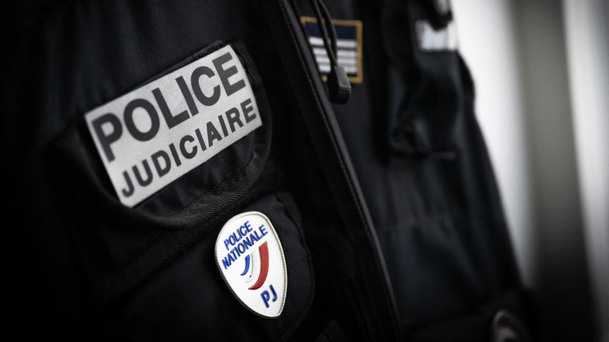Vue d'une scène avec police judiciaire