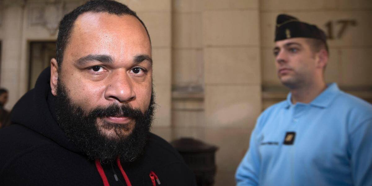 Photo de Dieudonné lors d'un spectacle à Bordeaux