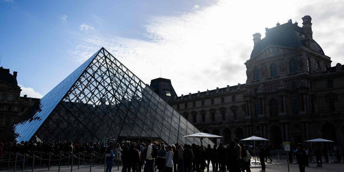 Vue du Louvre et de ses abords sécurisés