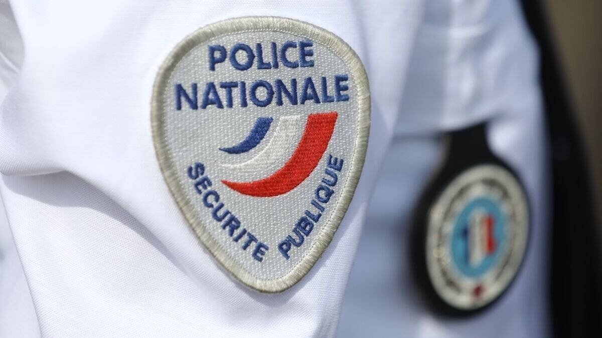 Images du suspect lors d’une conférence de presse