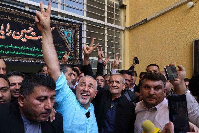 Masoud Pezeshkian et Mohammad Javad Zarif après avoir voté, Téhéran, 5 juillet 2024.