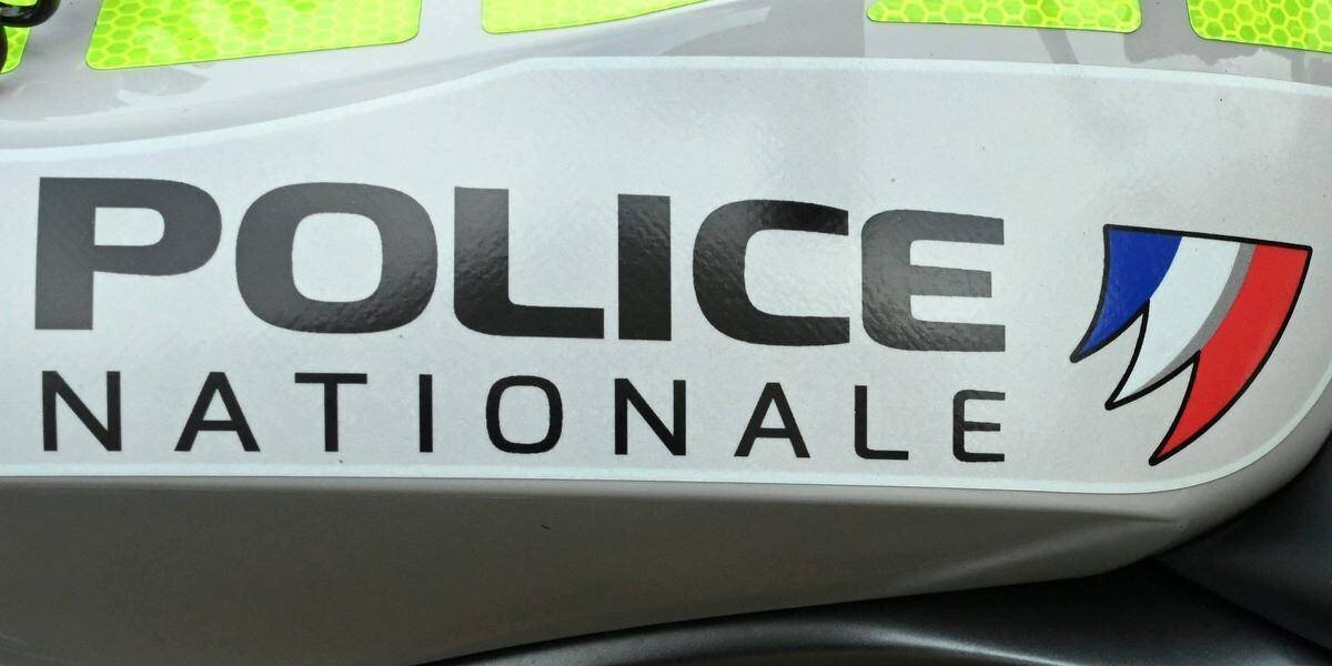 Policiers lors d'une intervention près d'une agence bancaire