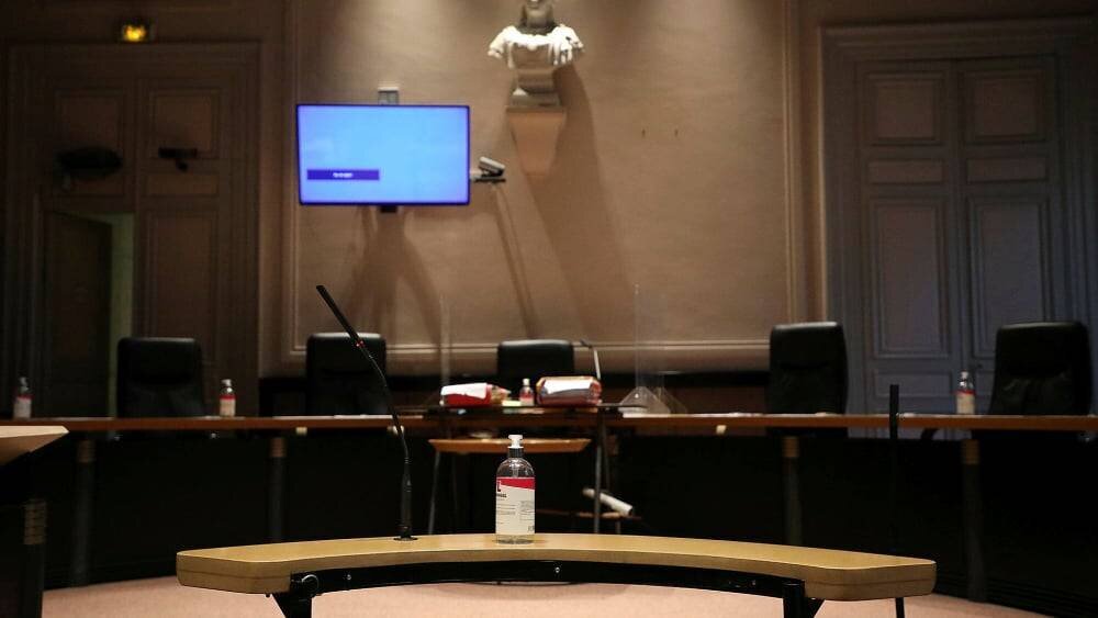Affiche et salle d’audience lors du procès à Bordeaux