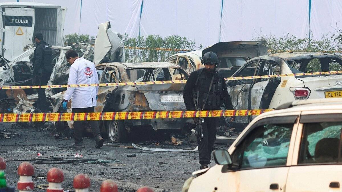 Vue des restes d’un véhicule incendié près d’une station de métro à Delhi (Fort Rouge)