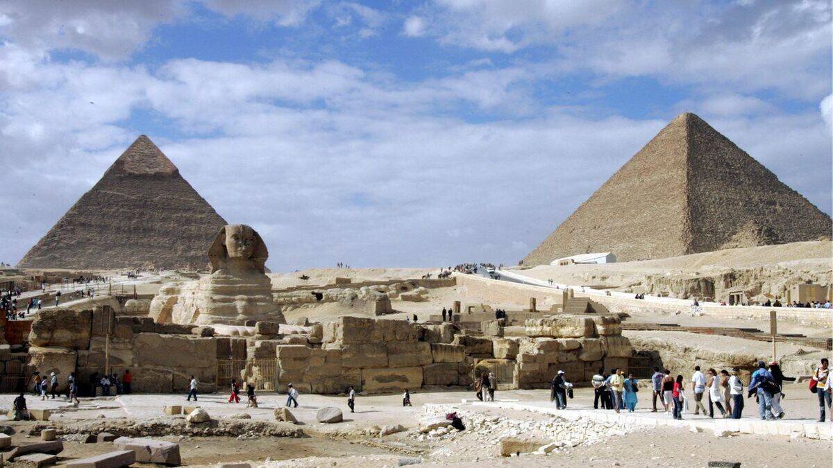 Trois touristes nus près de la pyramide de Khéops