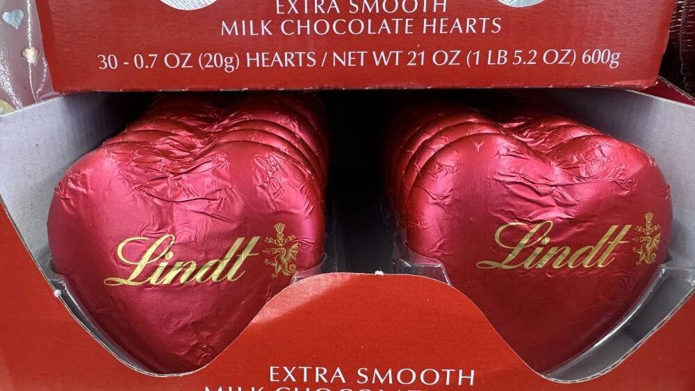 coeurs en chocolat Lindt exposés en rayon
