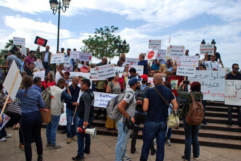 Manifestation de journalistes devant le palais du gouvernement à Tunis