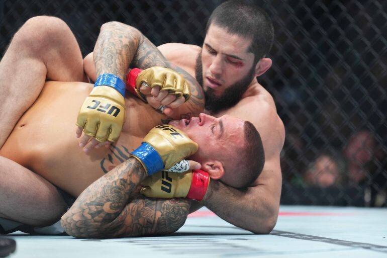 Makhachev contrôle Dustin Poirier au sol lors de l'UFC 302