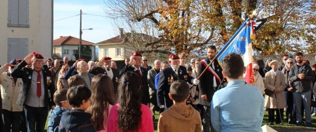 Rassemblement et dépôt de gerbes lors de la cérémonie d’Orleix
