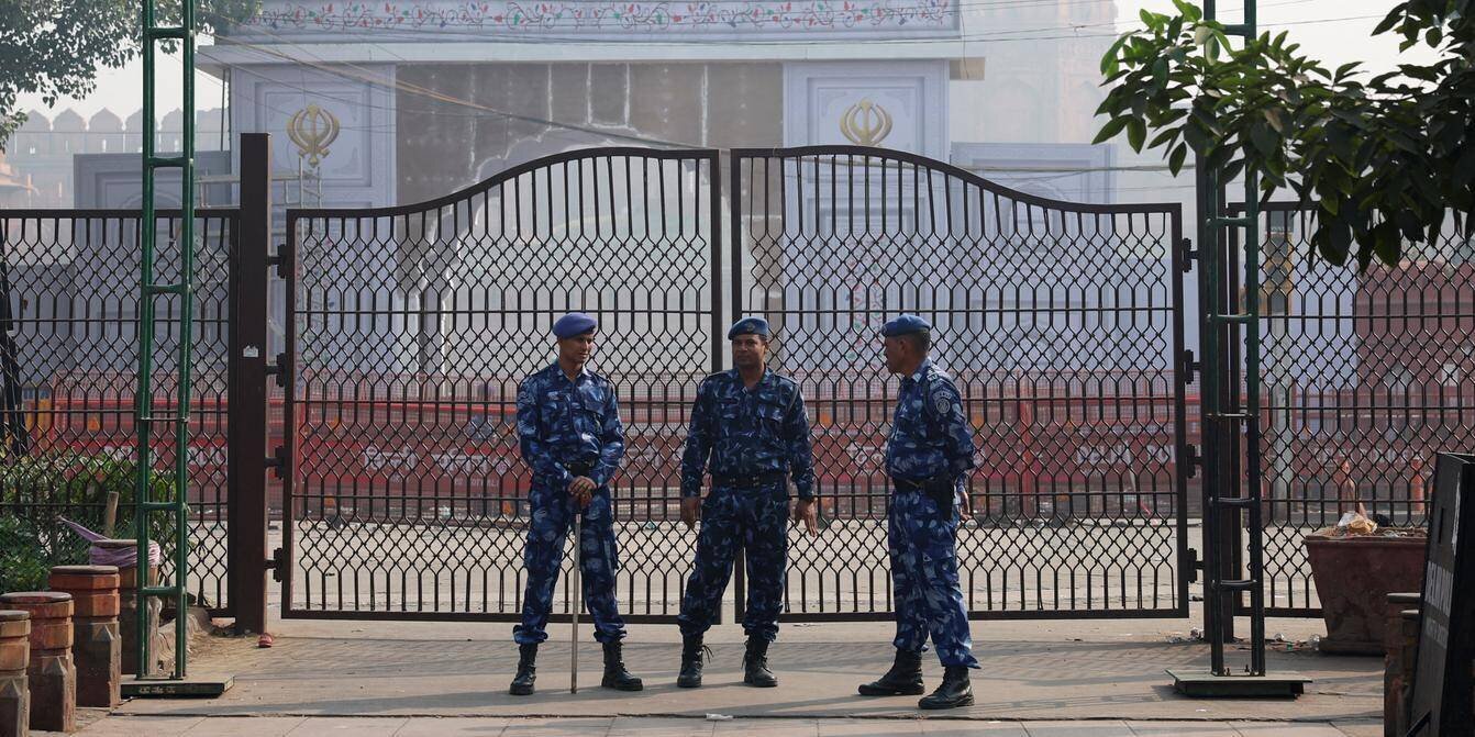 Secours près des débris après une explosion à New Delhi