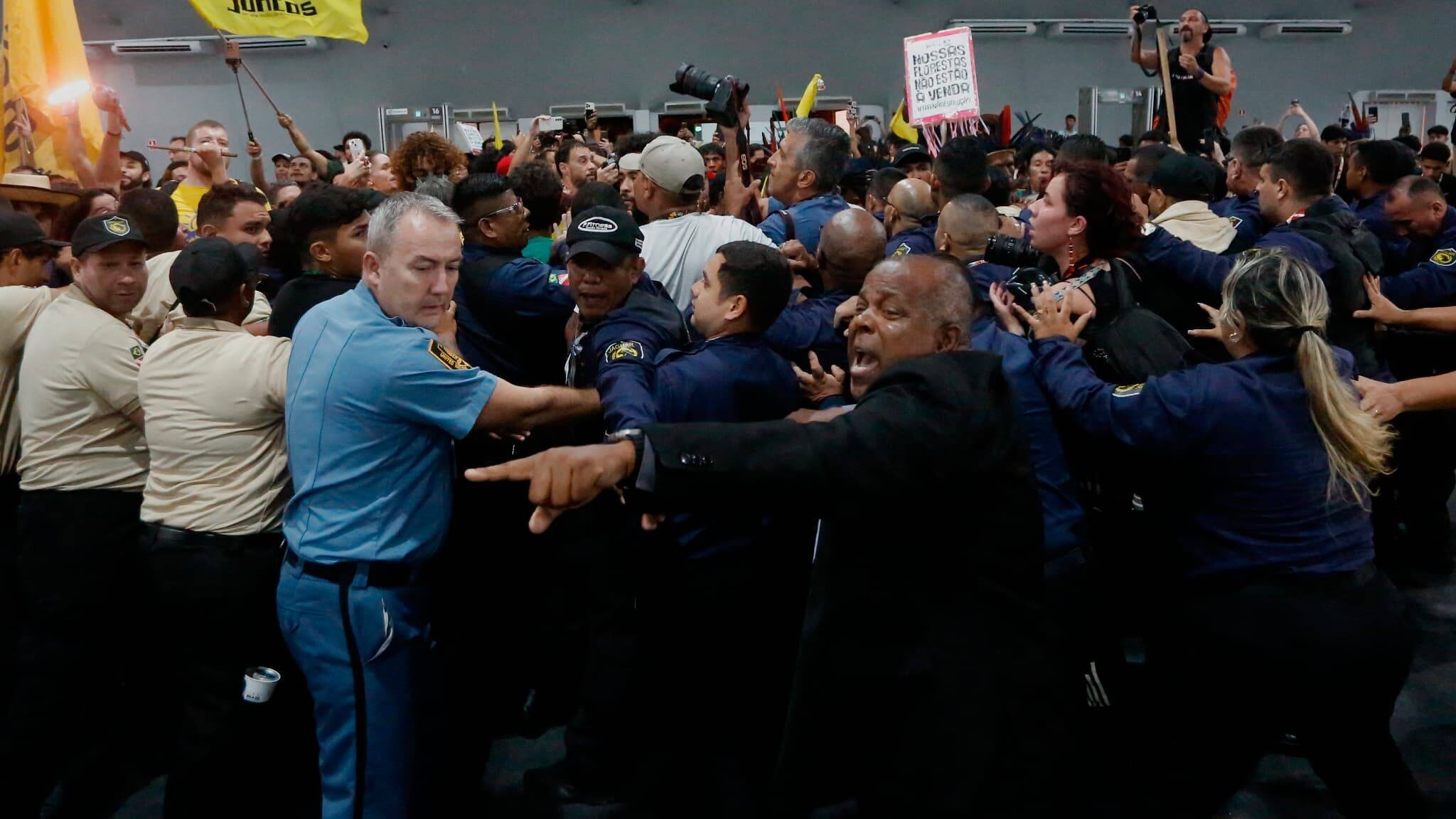 Police et manifestants à l'entrée de la COP30