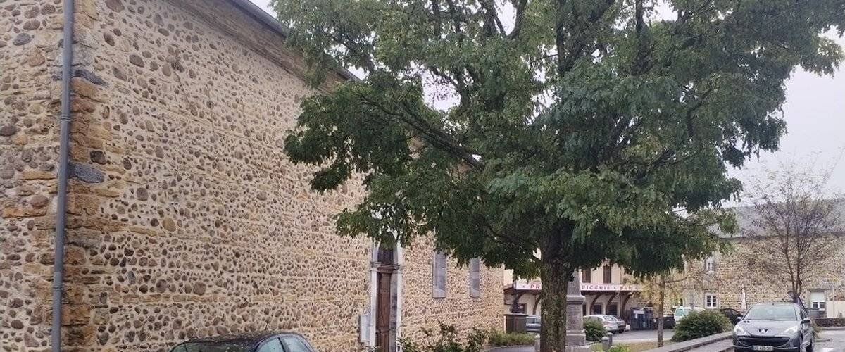 Voiture endommag e9e pr e8s du mur de l e9glise de Pinas