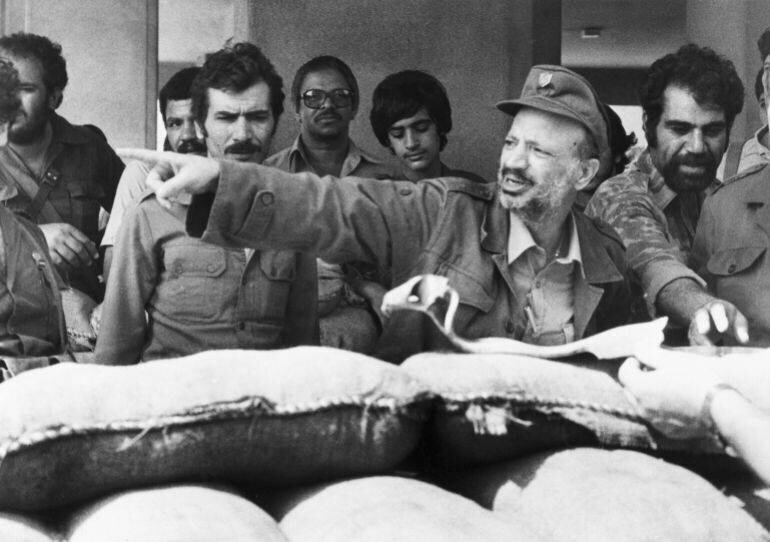 Yasser Arafat donnant des directives lors des combats à Beyrouth en 1982 - Getty