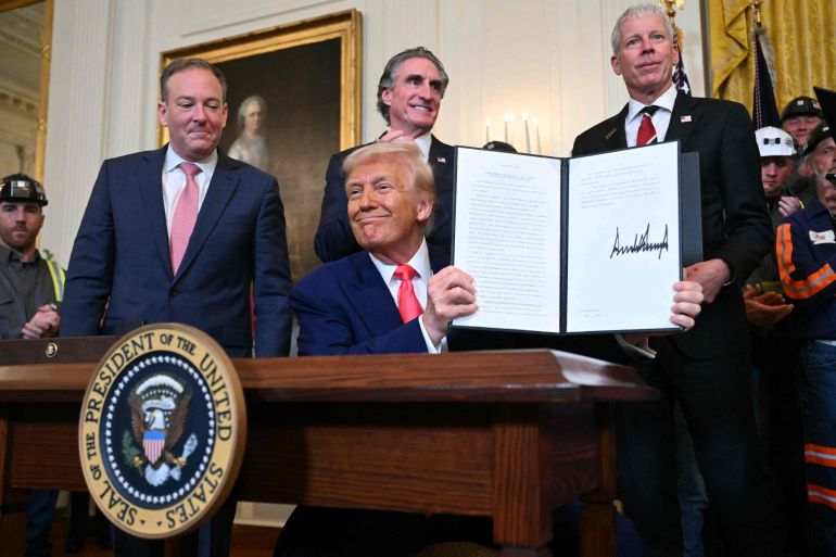 Donald Trump présentant un décret pour renforcer l'exploitation du charbon le 8 avril 2025