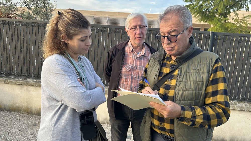 Rencontre d\'eleves et de parents devant une ecole