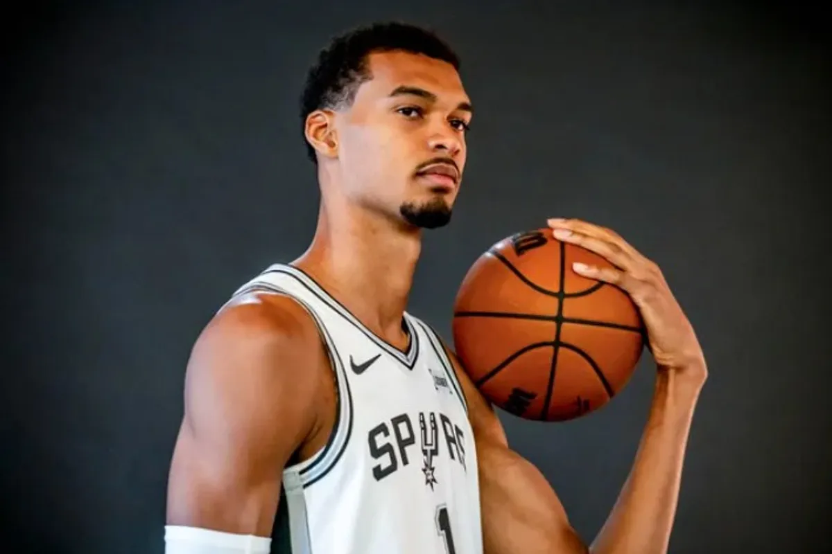 Victor Wembanyama sur le parquet lors d'un match NBA